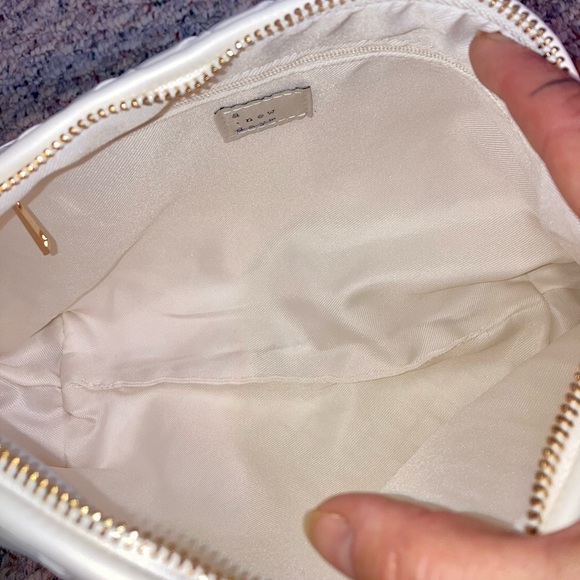 ❤️4FER. White “A NEW DAY” Woven Women's Bag with Red Heart Charm BUNDLE - Picture 3 of 6